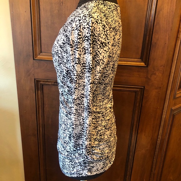 🖤 Vince Camuto Top with Pretty Keyhole Neckline - Picture 2 of 6